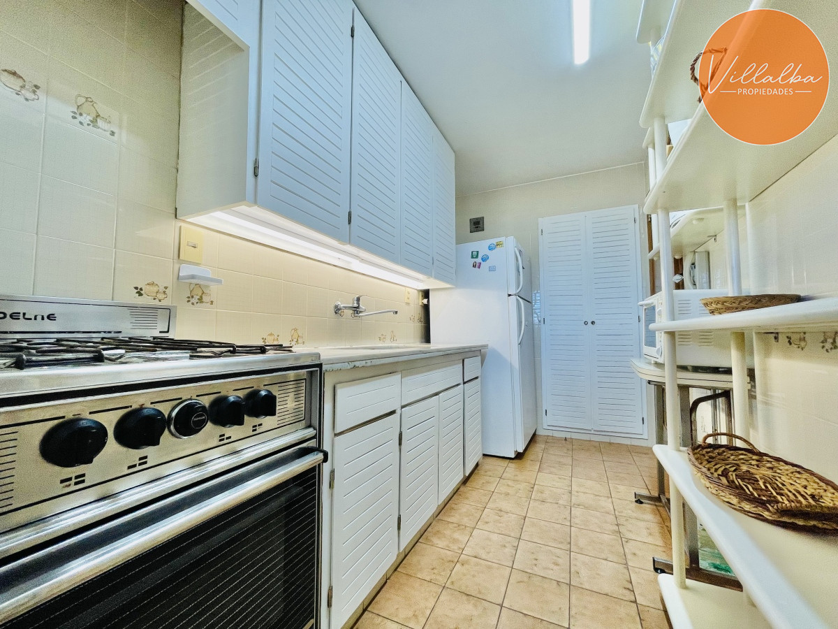 Apartamento ID.3059 - Apartamento de 3 Dormitorios en Playa Mansa con Vista al Mar
