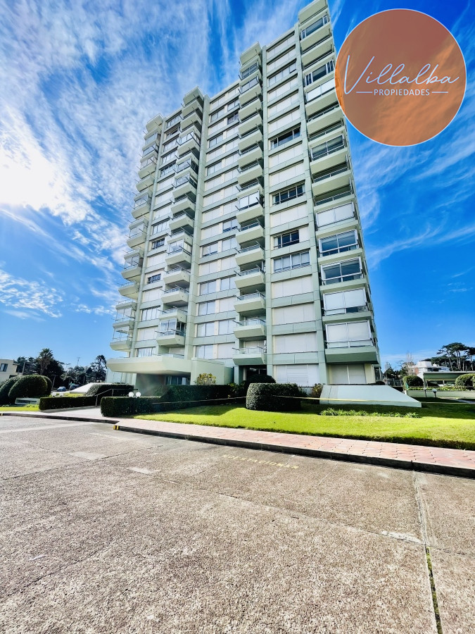 Apartamento ID.3059 - Apartamento de 3 Dormitorios en Playa Mansa con Vista al Mar
