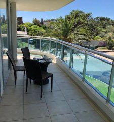 Apartamento de 1 Dormitorio en Torre con Servicios, Cerca del Mar - Venta, Punta del Este