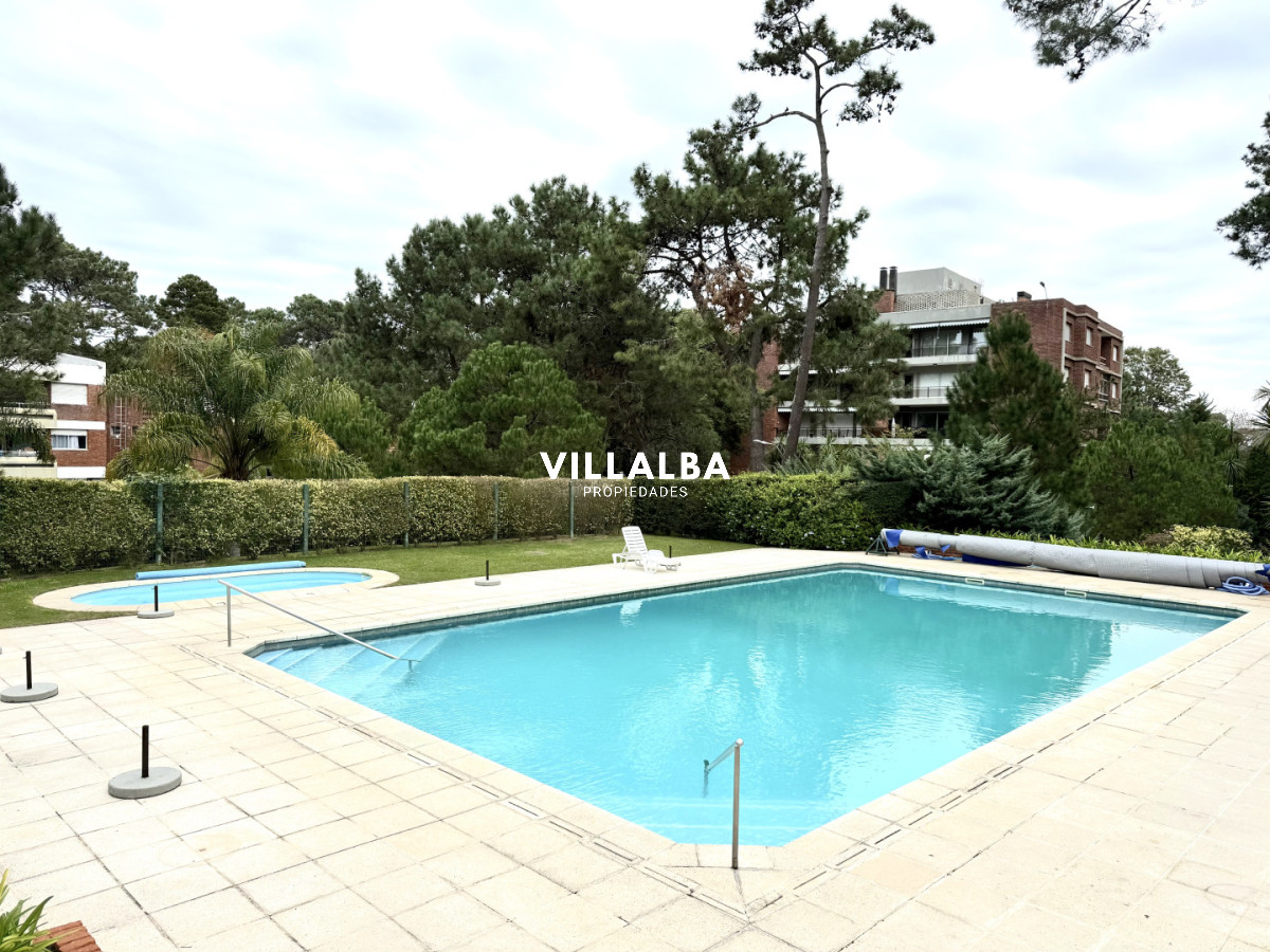 Apartamento ID.4674 - Apartamento en venta playa Mansa de 4 dormitorios y amplia terraza con parrillero propio 