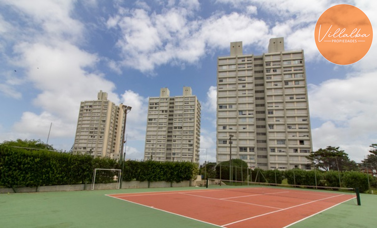 Apartamento ID.3059 - Apartamento de 3 Dormitorios en Playa Mansa con Vista al Mar