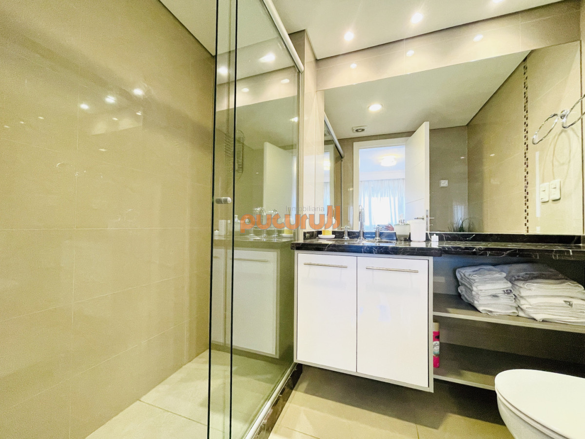 Apartamento ID.2715 - Moderno Apartamento de 2 Dormitorios en Venta, Playa Mansa 