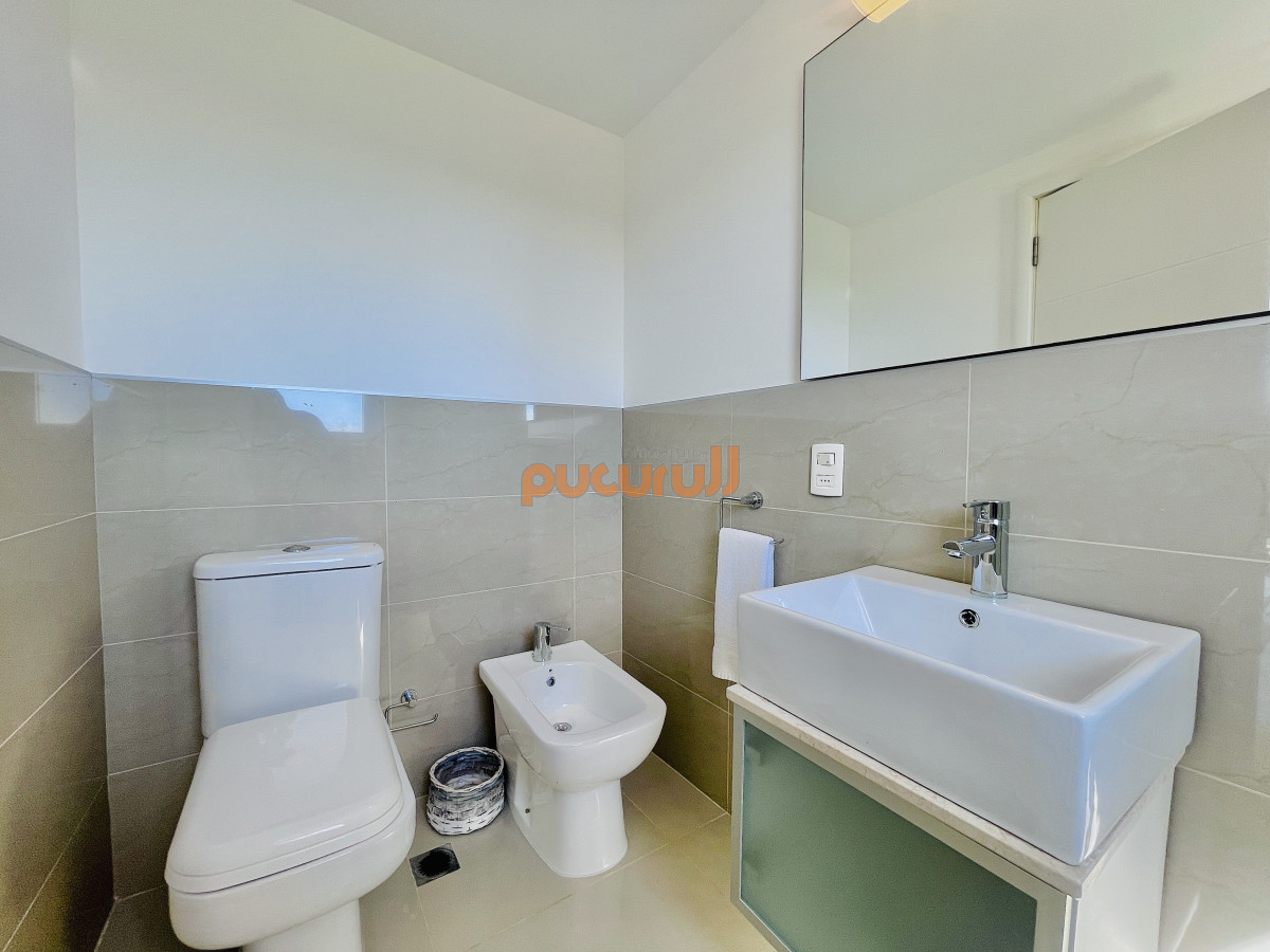 Apartamento ID.2456 - Penthouse de 3 Dormitorios en Primera Línea del Mar, Playa Brava Punta del Este