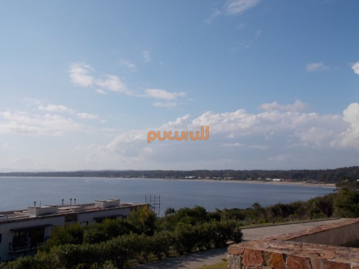 Apartamento ID.2634 - Excelente y amplio departamento duplex en venta de 3 dormitorios mas dependencia con parrillero, Punta Ballena