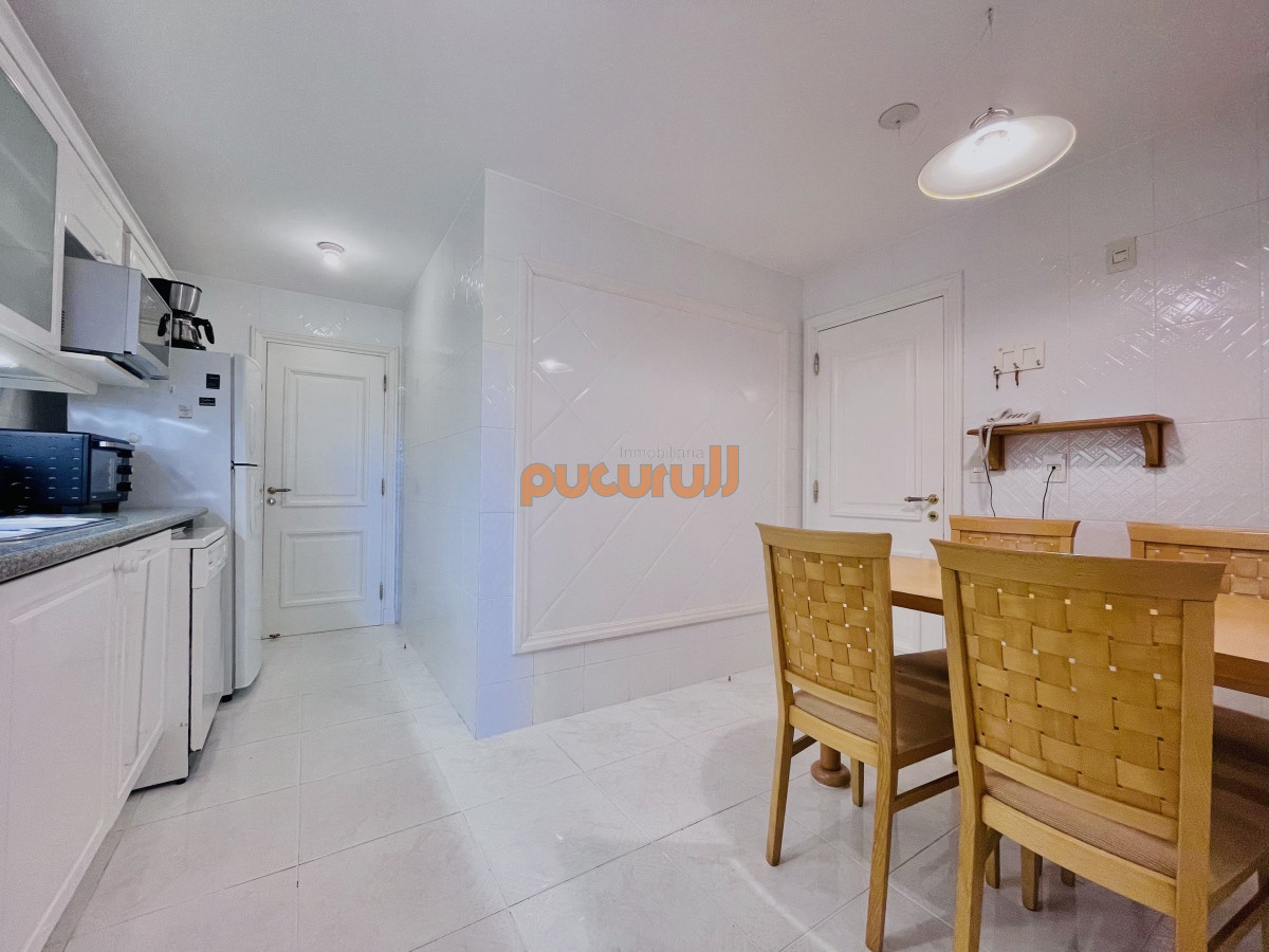 Apartamento ID.1469 - Venta y alquiler temporario de apartamento de tres dormitorios sobre playa Mansa, parada 5