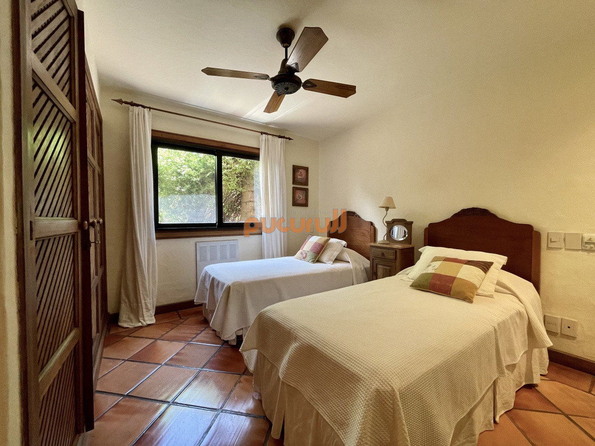 Apartamento ID.1203 - Alquiler temporario de maravillosa casa de cuatro dormitorios más dependencia en Complejo Privado de Punta Ballena