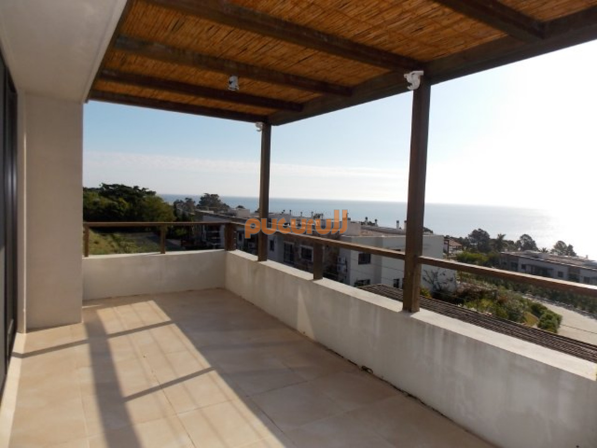 Apartamento ID.2634 - Excelente y amplio departamento duplex en venta de 3 dormitorios mas dependencia con parrillero, Punta Ballena