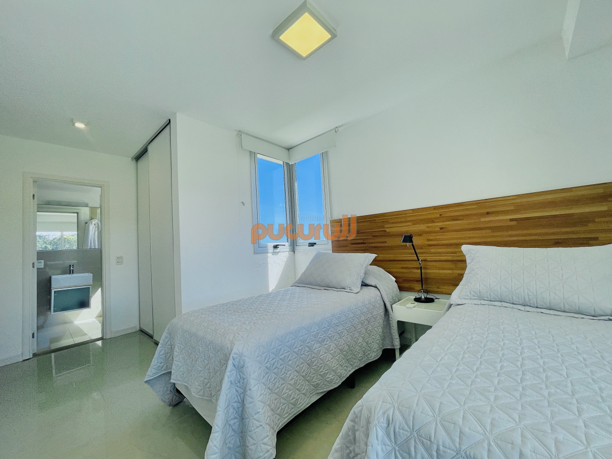 Apartamento ID.2456 - Penthouse de 3 Dormitorios en Primera Línea del Mar, Playa Brava Punta del Este