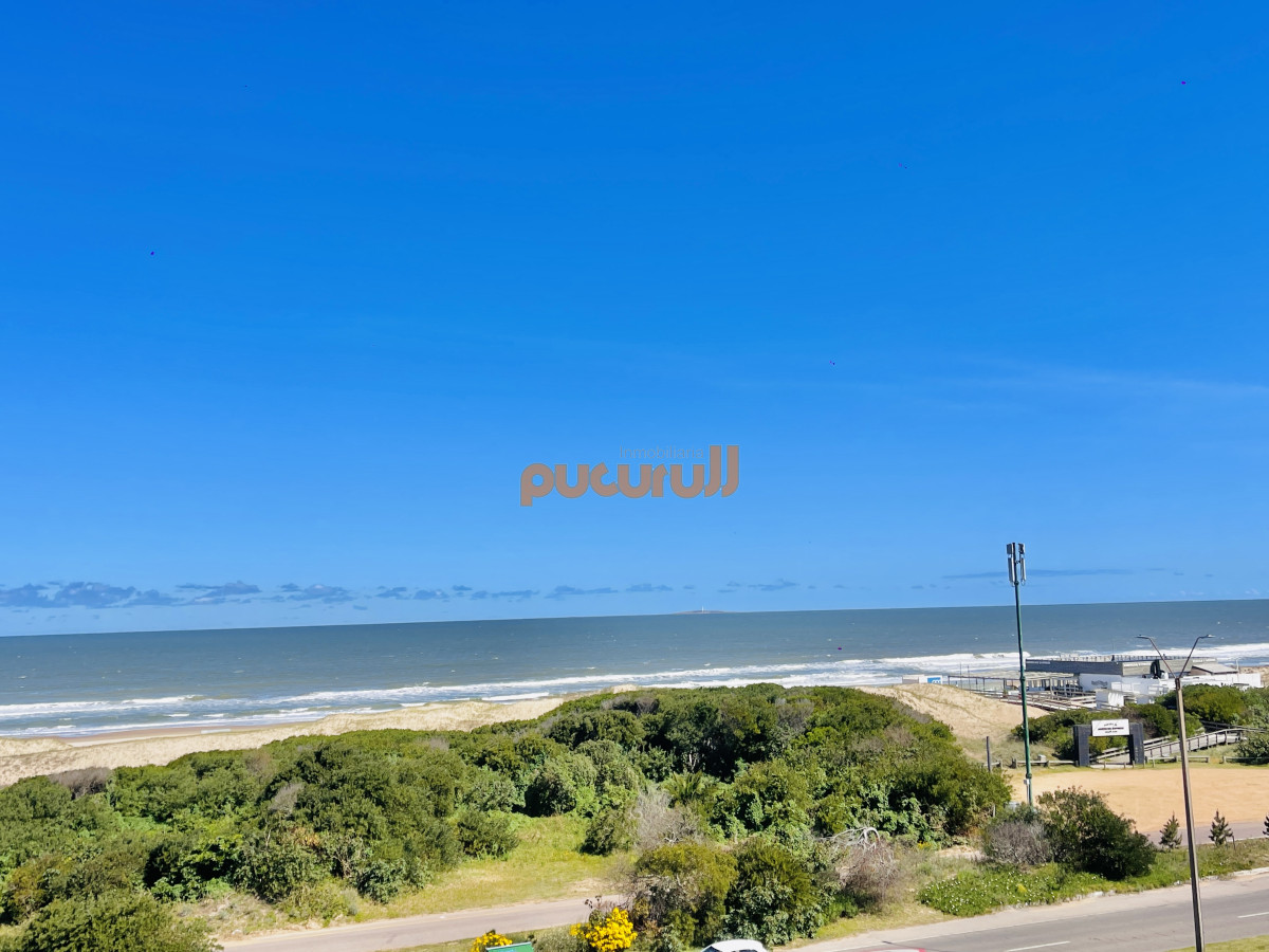 Apartamento ID.2456 - Penthouse de 3 Dormitorios en Primera Línea del Mar, Playa Brava Punta del Este