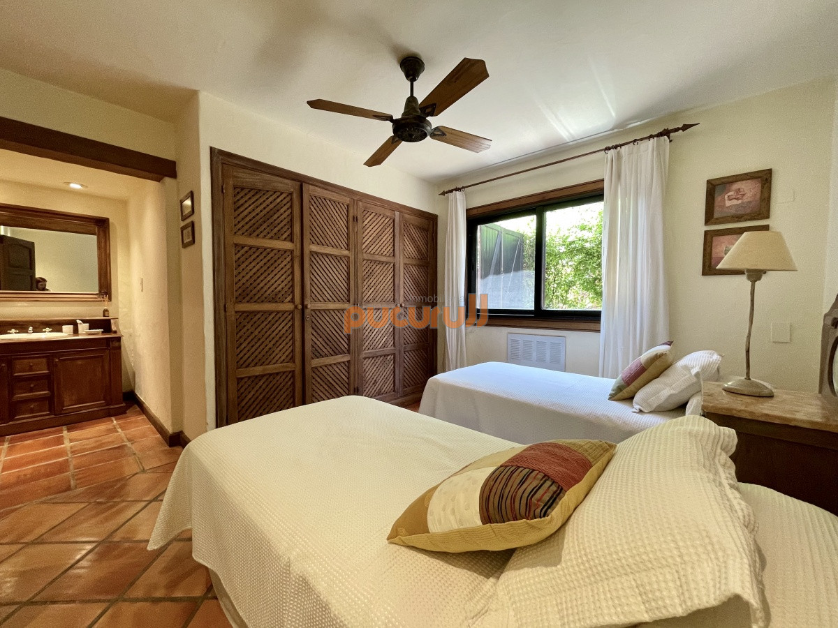 Apartamento ID.1203 - Alquiler temporario de maravillosa casa de cuatro dormitorios más dependencia en Complejo Privado de Punta Ballena