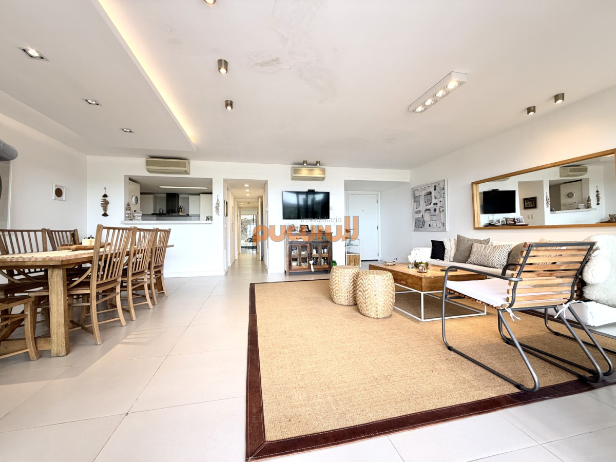 Apartamento ID.2672 - Venta de hermoso departamento de 2 dormitorios más parrillero en Punta Ballena 