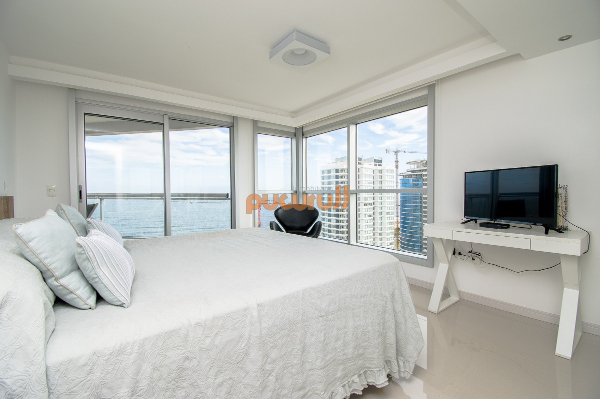 Apartamento ID.2280 - Apartamento de 3 Dormitorios + Dependencia y Parrillero en Frente a Playa Brava, Punta del Este