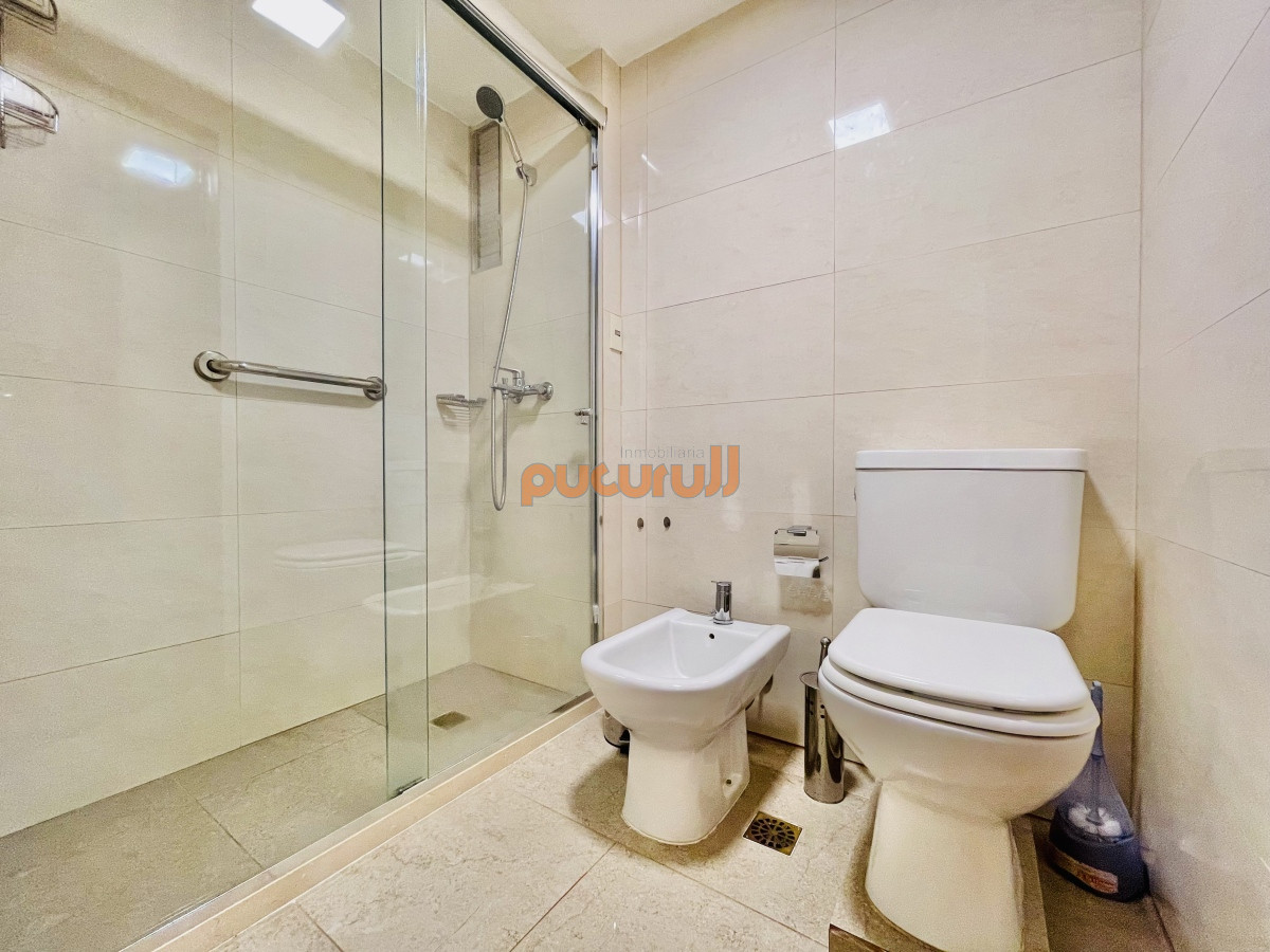 Apartamento ID.1783 - Apartamento de 3 Dormitorios en Playa Mansa con Vista al Mar en Venta!
