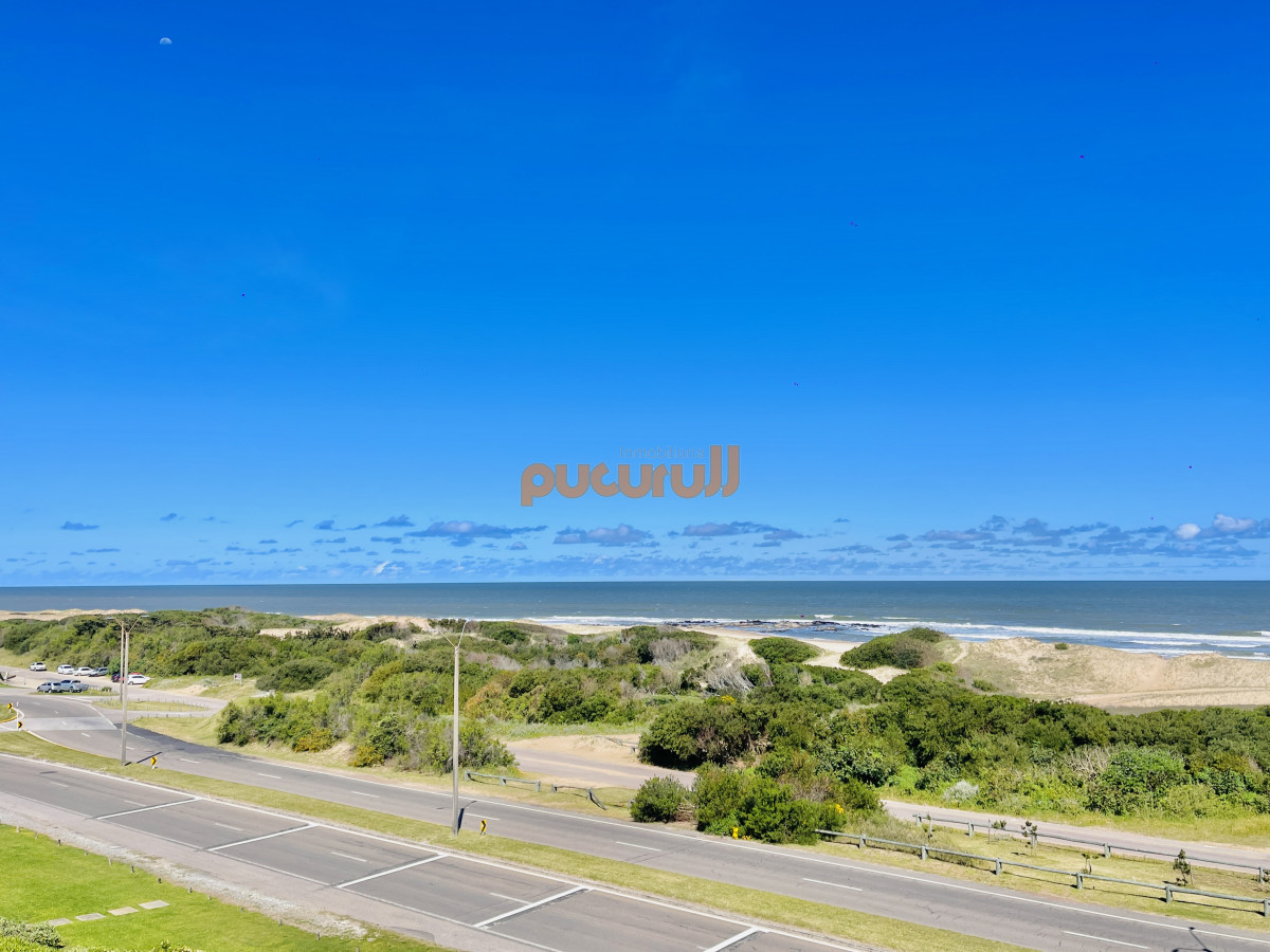 Apartamento ID.2456 - Penthouse de 3 Dormitorios en Primera Línea del Mar, Playa Brava Punta del Este