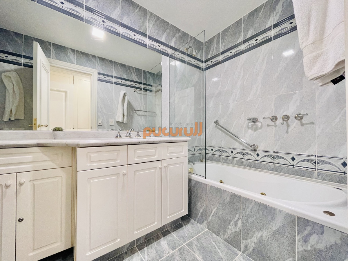 Apartamento ID.1469 - Venta y alquiler temporario de apartamento de tres dormitorios sobre playa Mansa, parada 5