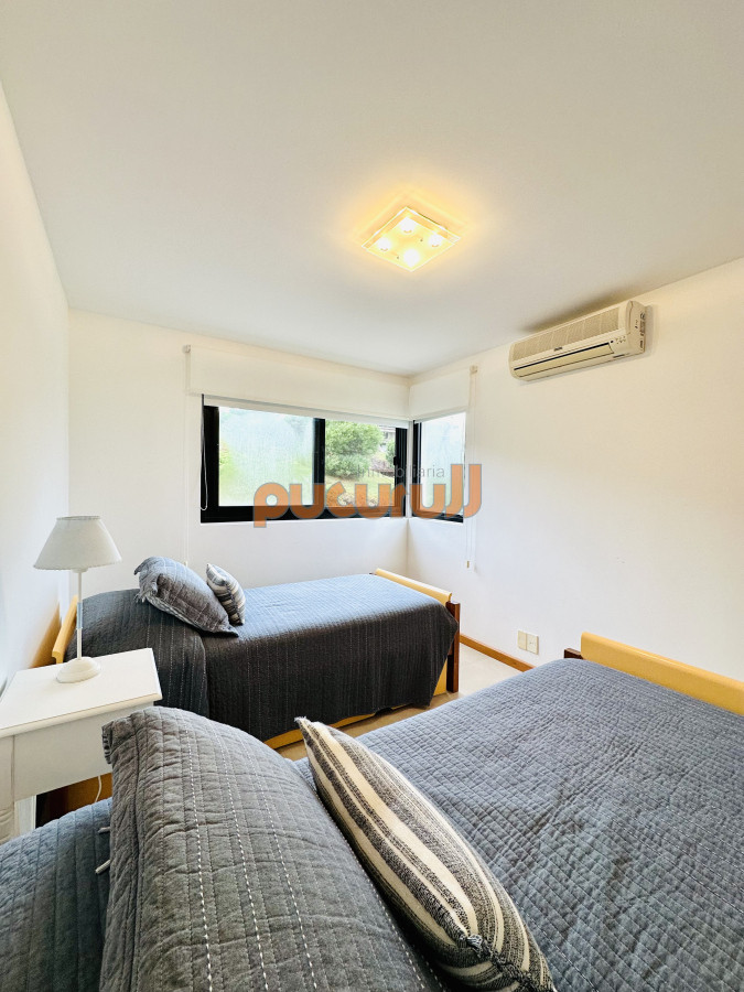 Apartamento ID.2634 - Excelente y amplio departamento duplex en venta de 3 dormitorios mas dependencia con parrillero, Punta Ballena