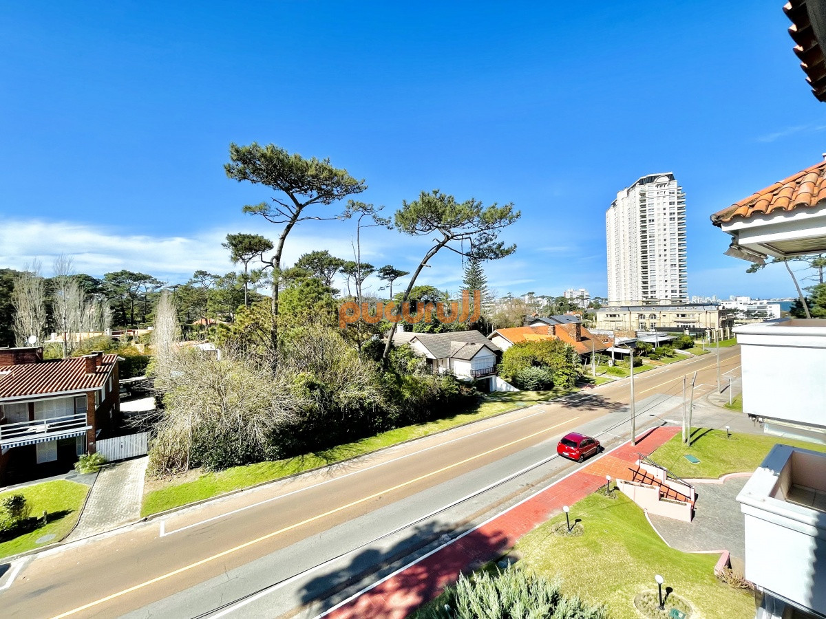 Apartamento ID.1927 - Penthouse de 3 Dormitorios y Terraza Parrillero a metros de Playa Mansa