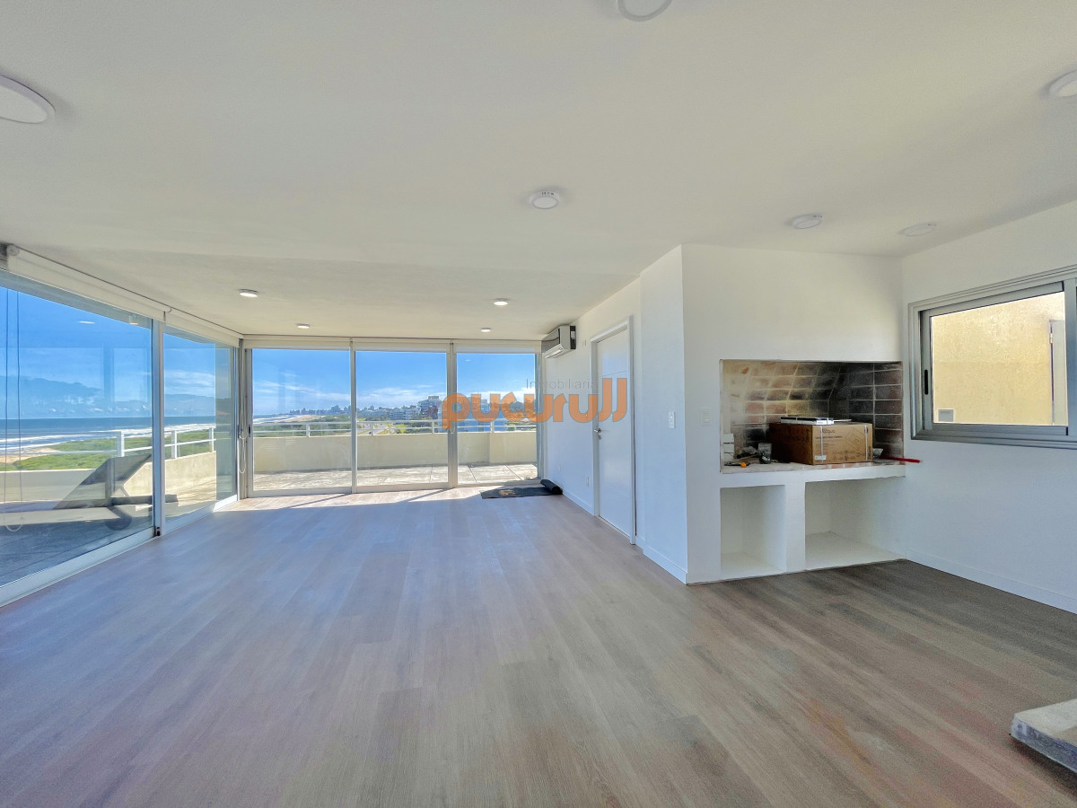 Apartamento ID.2456 - Penthouse de 3 Dormitorios en Primera Línea del Mar, Playa Brava Punta del Este