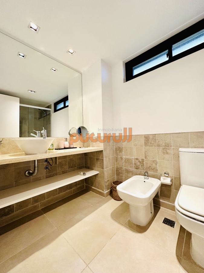 Apartamento ID.2634 - Excelente y amplio departamento duplex en venta de 3 dormitorios mas dependencia con parrillero, Punta Ballena