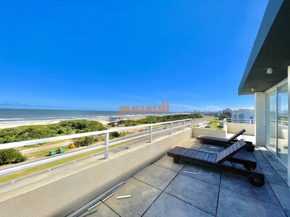 Apartamento ID.2456 - Penthouse de 3 Dormitorios en Primera Línea del Mar, Playa Brava Punta del Este