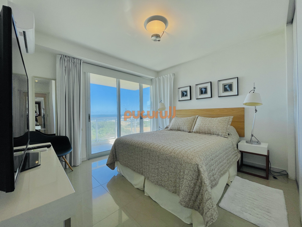 Apartamento ID.2456 - Penthouse de 3 Dormitorios en Primera Línea del Mar, Playa Brava Punta del Este