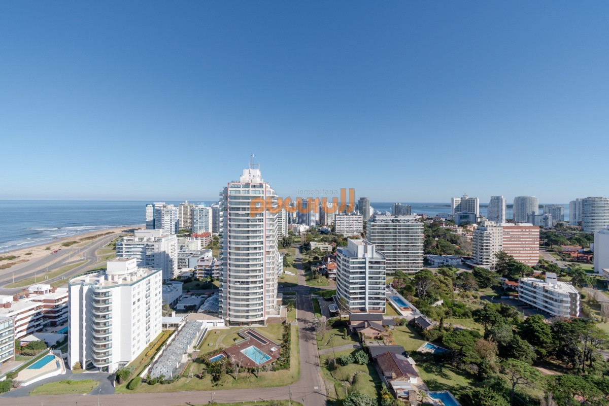 Apartamento ID.2336 - Apartamento de 2 Dormitorios en Playa Brava con Vista al Mar - Venta