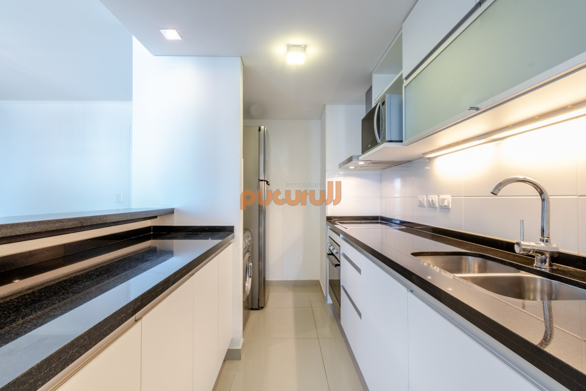 Apartamento ID.2336 - Apartamento de 2 Dormitorios en Playa Brava con Vista al Mar - Venta