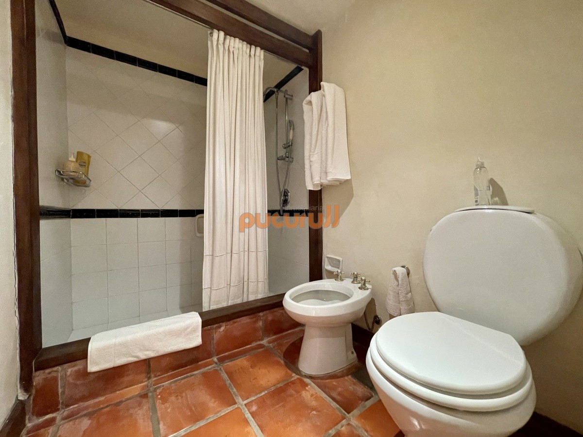 Apartamento ID.1203 - Alquiler temporario de maravillosa casa de cuatro dormitorios más dependencia en Complejo Privado de Punta Ballena