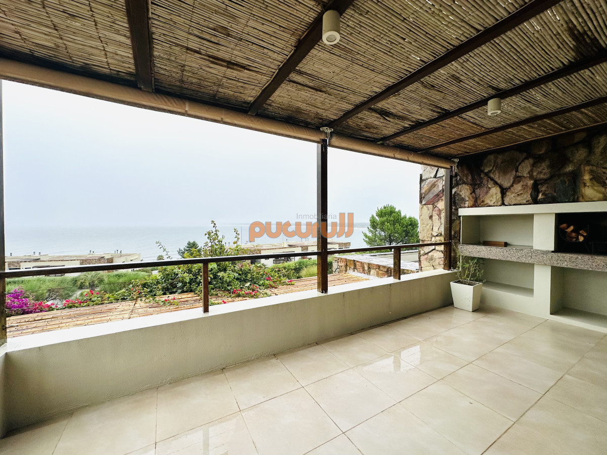 Apartamento ID.2634 - Excelente y amplio departamento duplex en venta de 3 dormitorios mas dependencia con parrillero, Punta Ballena