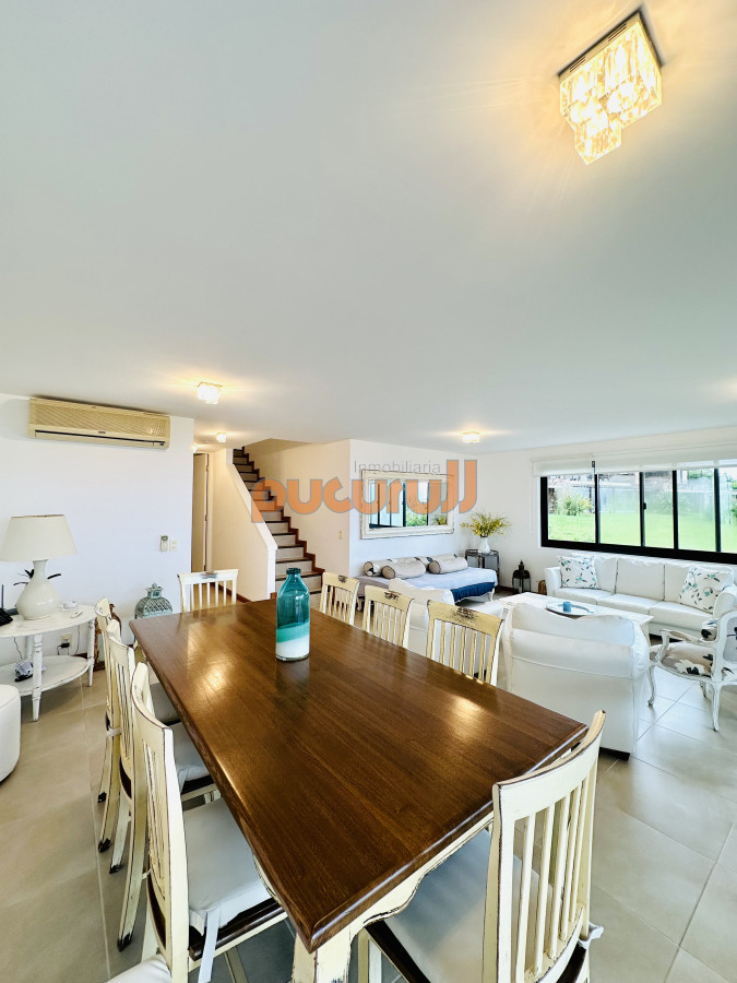 Apartamento ID.2634 - Excelente y amplio departamento duplex en venta de 3 dormitorios mas dependencia con parrillero, Punta Ballena