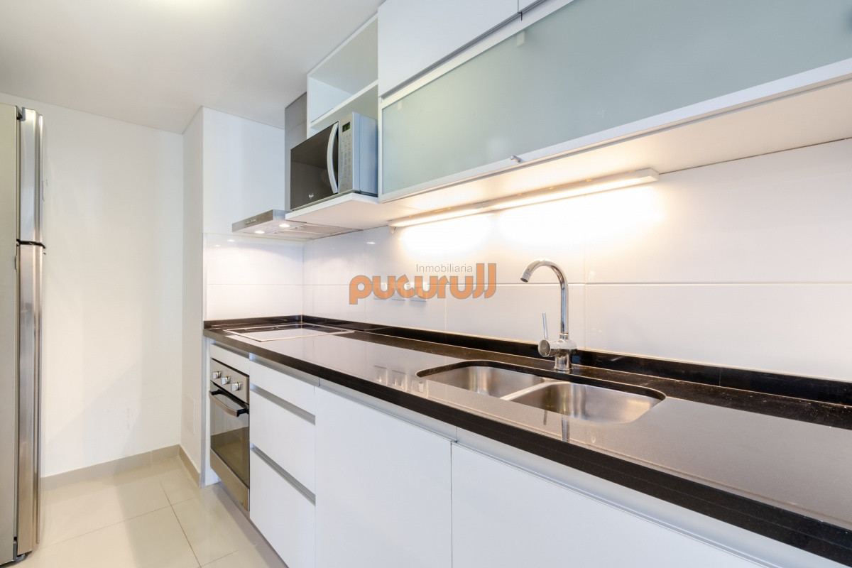 Apartamento ID.2336 - Apartamento de 2 Dormitorios en Playa Brava con Vista al Mar - Venta