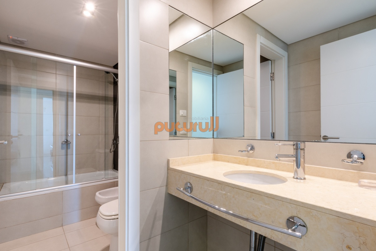 Apartamento ID.2336 - Apartamento de 2 Dormitorios en Playa Brava con Vista al Mar - Venta