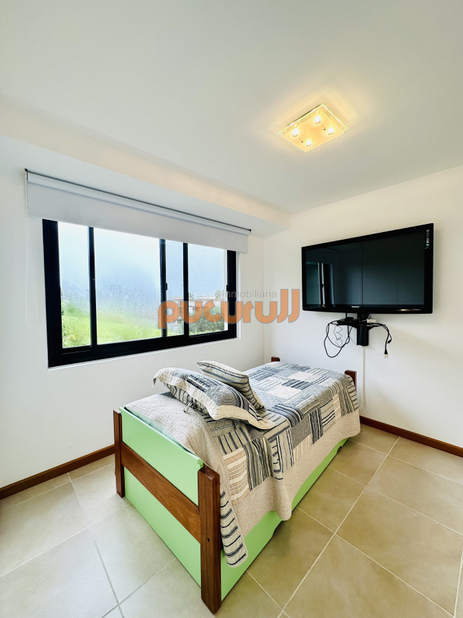 Apartamento ID.2634 - Excelente y amplio departamento duplex en venta de 3 dormitorios mas dependencia con parrillero, Punta Ballena