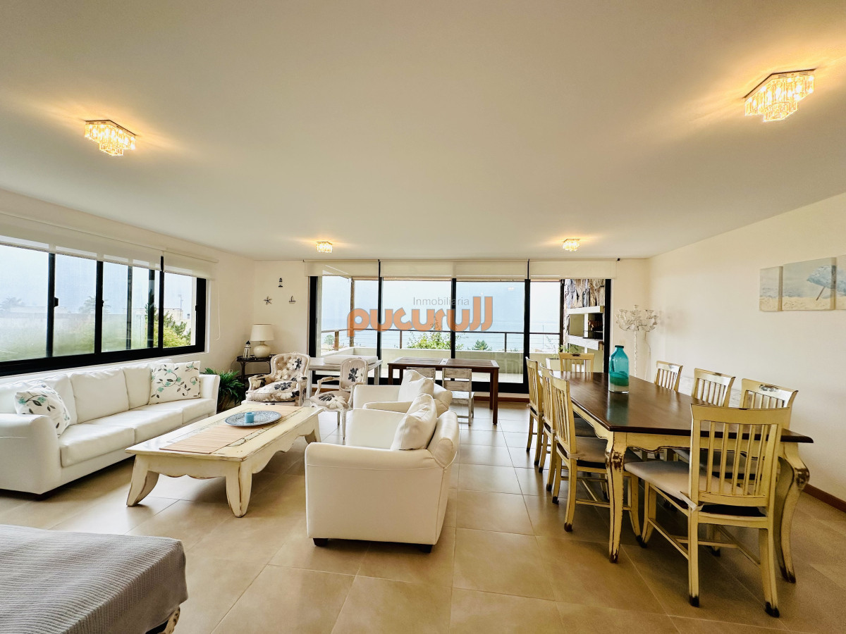 Apartamento ID.2634 - Excelente y amplio departamento duplex en venta de 3 dormitorios mas dependencia con parrillero, Punta Ballena