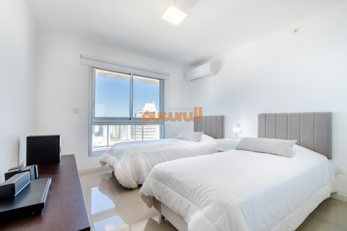 Apartamento ID.2336 - Apartamento de 2 Dormitorios en Playa Brava con Vista al Mar - Venta