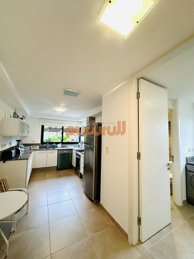 Apartamento ID.2634 - Excelente y amplio departamento duplex en venta de 3 dormitorios mas dependencia con parrillero, Punta Ballena