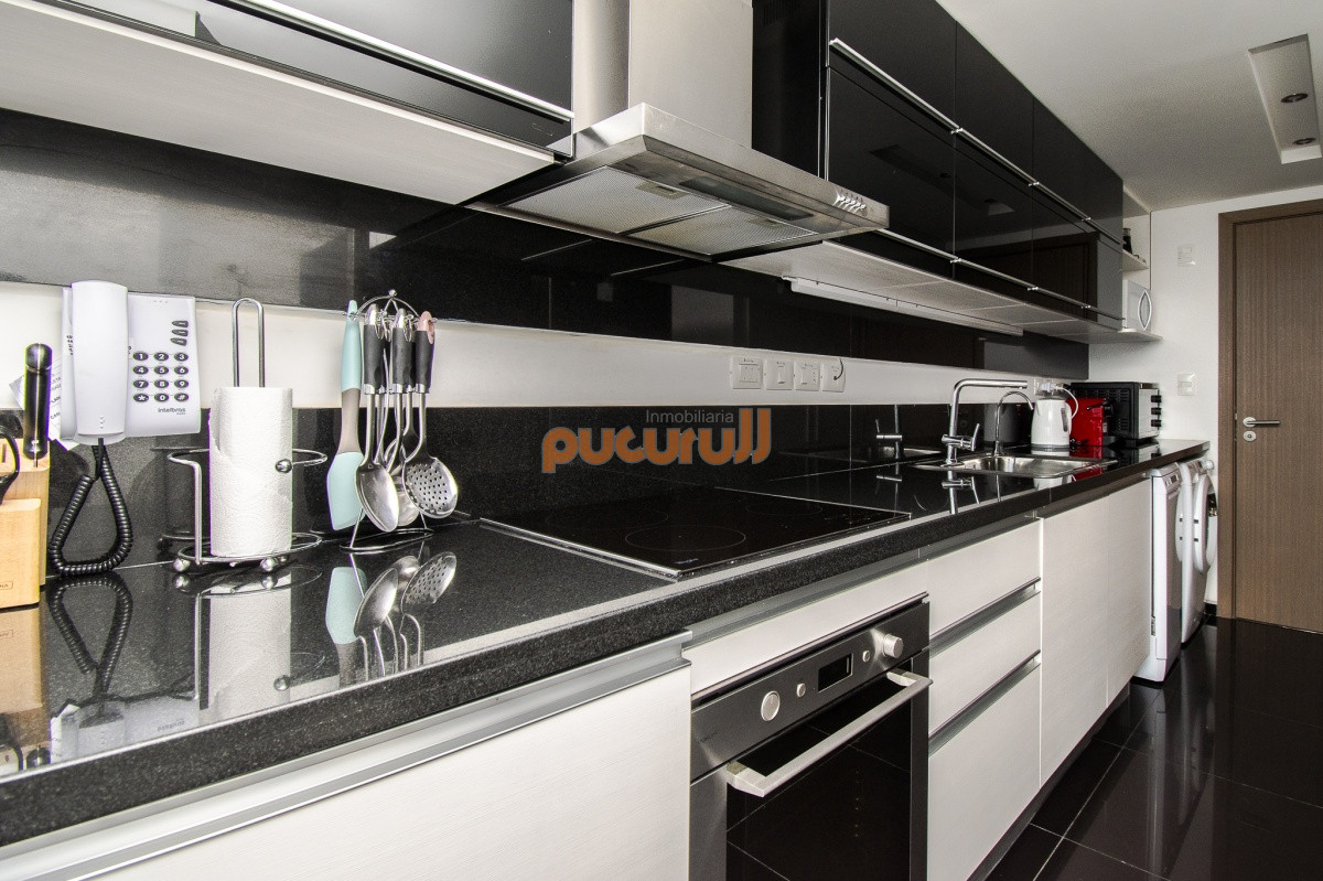 Apartamento ID.2280 - Apartamento de 3 Dormitorios + Dependencia y Parrillero en Frente a Playa Brava, Punta del Este