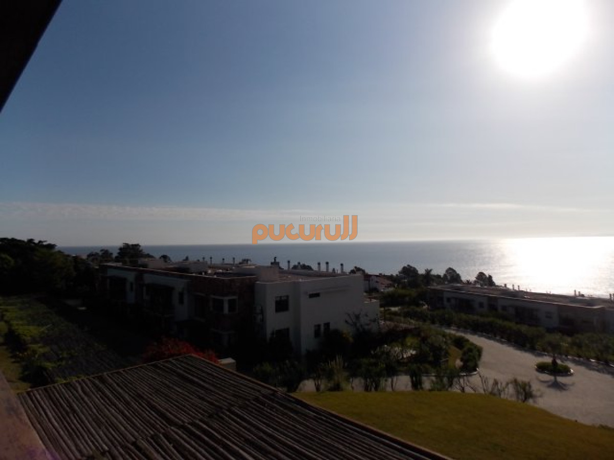 Apartamento ID.2634 - Excelente y amplio departamento duplex en venta de 3 dormitorios mas dependencia con parrillero, Punta Ballena