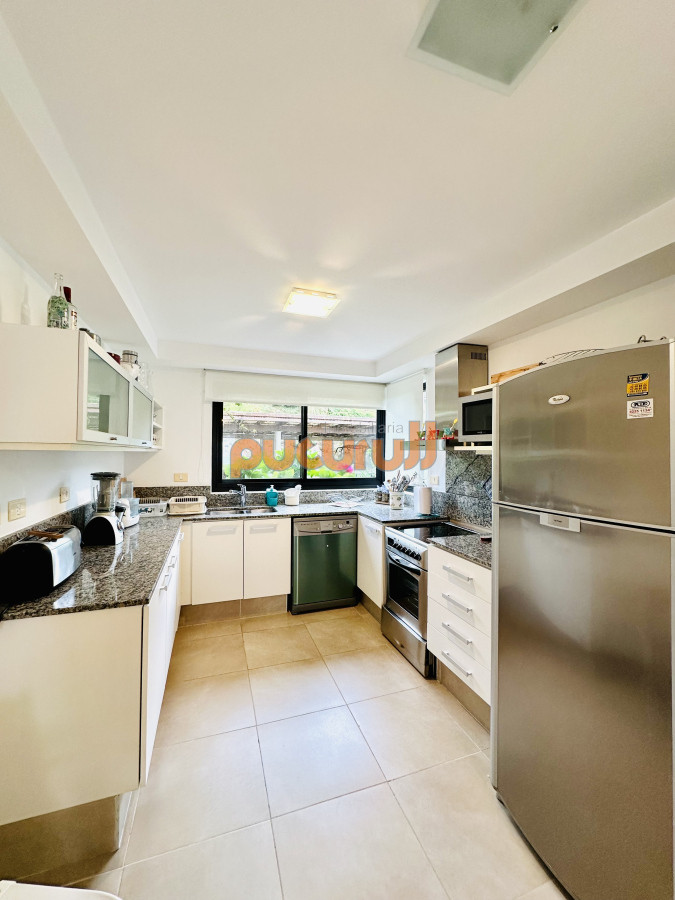 Apartamento ID.2634 - Excelente y amplio departamento duplex en venta de 3 dormitorios mas dependencia con parrillero, Punta Ballena