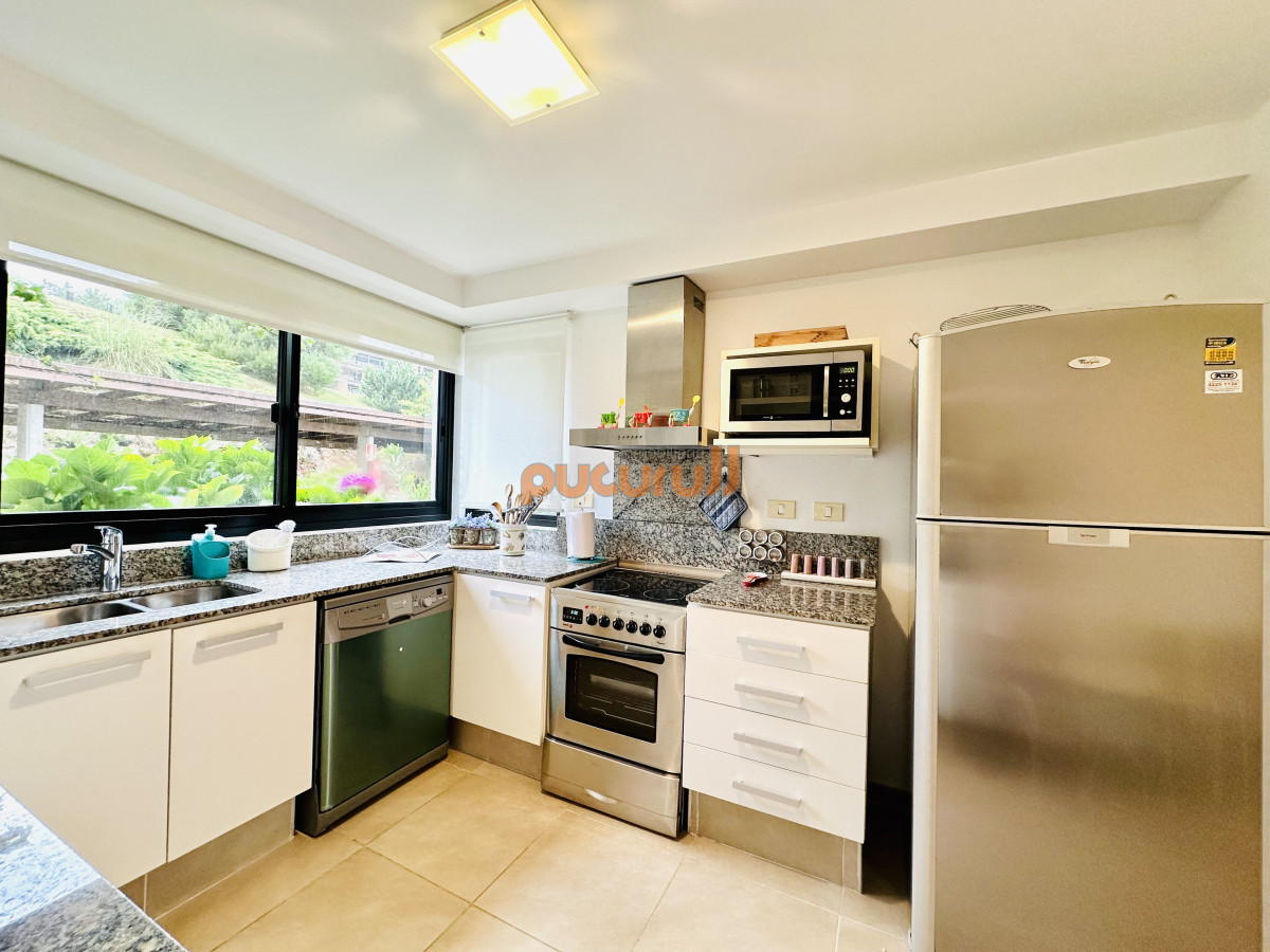 Apartamento ID.2634 - Excelente y amplio departamento duplex en venta de 3 dormitorios mas dependencia con parrillero, Punta Ballena