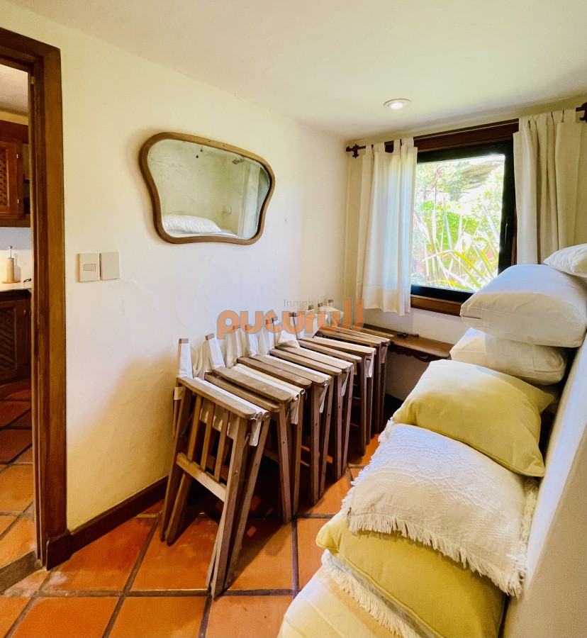 Apartamento ID.1203 - Alquiler temporario de maravillosa casa de cuatro dormitorios más dependencia en Complejo Privado de Punta Ballena
