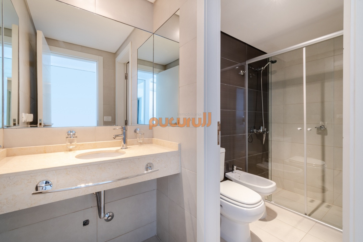 Apartamento ID.2336 - Apartamento de 2 Dormitorios en Playa Brava con Vista al Mar - Venta