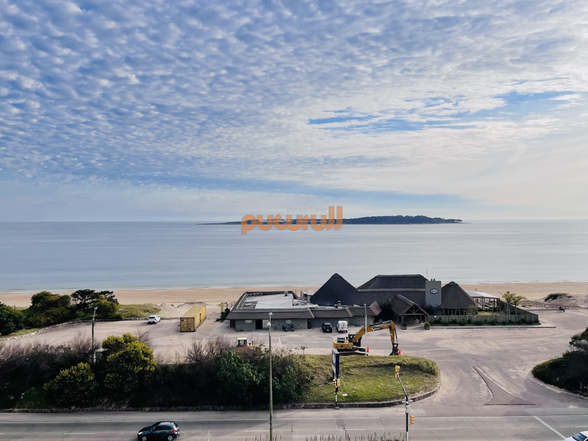Apartamento ID.1469 - Venta y alquiler temporario de apartamento de tres dormitorios sobre playa Mansa, parada 5