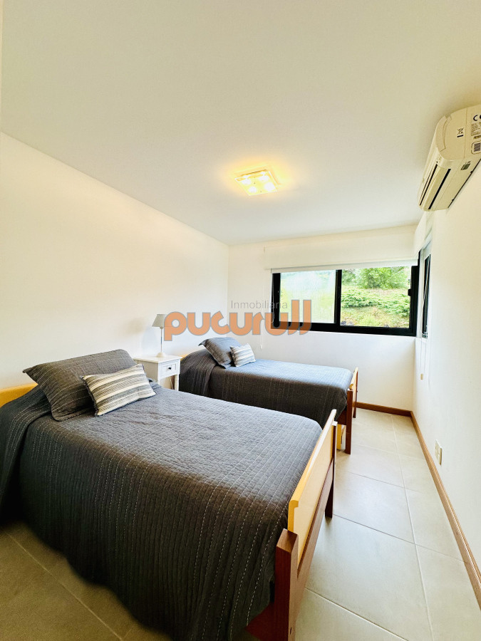 Apartamento ID.2634 - Excelente y amplio departamento duplex en venta de 3 dormitorios mas dependencia con parrillero, Punta Ballena