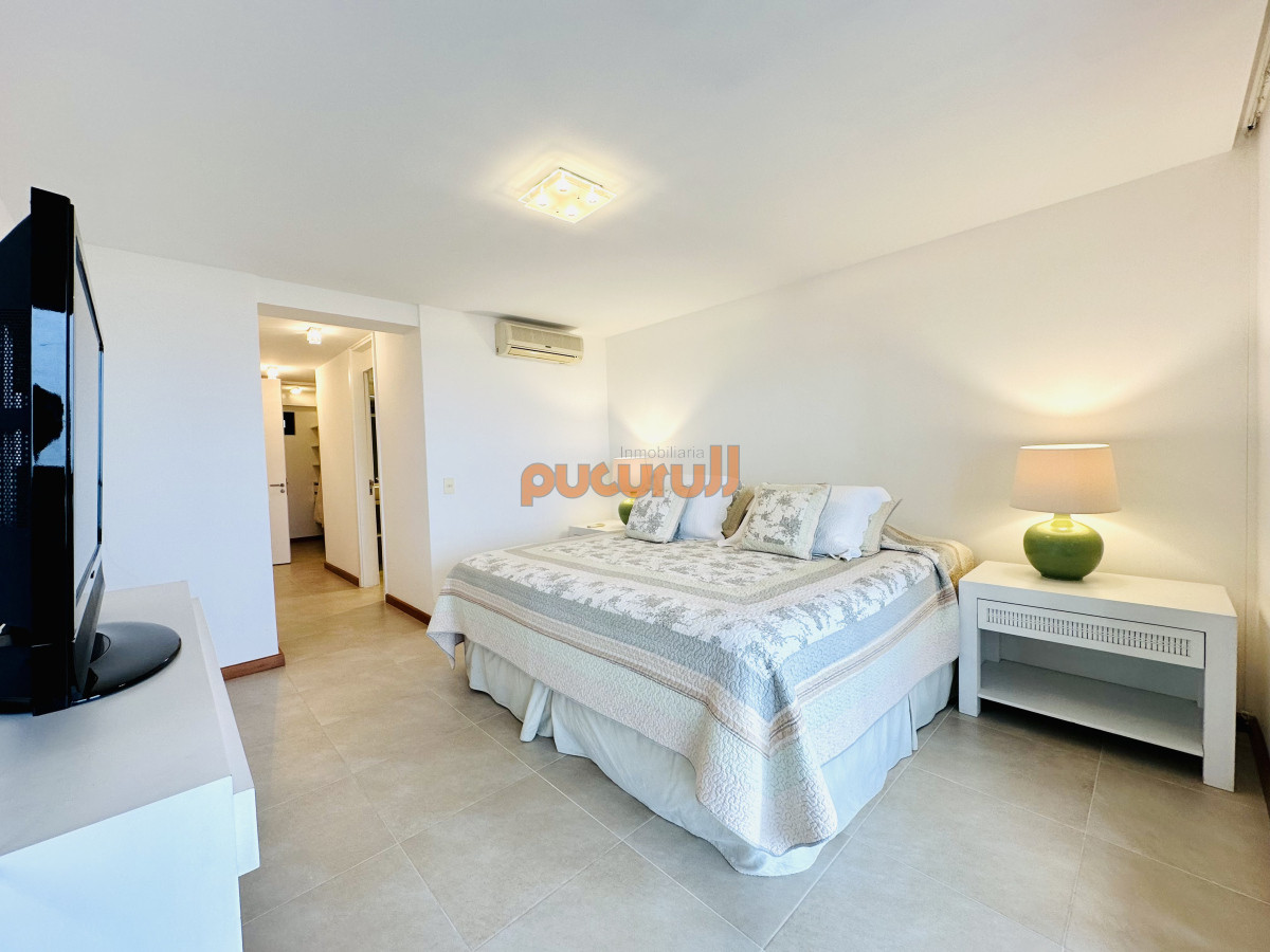 Apartamento ID.2634 - Excelente y amplio departamento duplex en venta de 3 dormitorios mas dependencia con parrillero, Punta Ballena