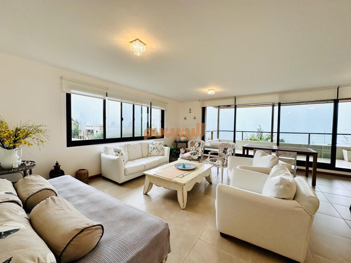 Apartamento ID.2634 - Excelente y amplio departamento duplex en venta de 3 dormitorios mas dependencia con parrillero, Punta Ballena