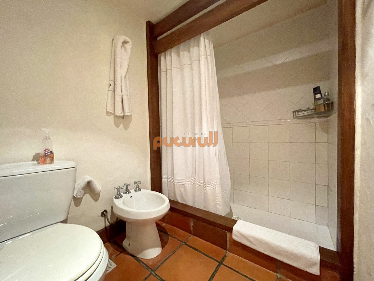 Apartamento ID.1203 - Alquiler temporario de maravillosa casa de cuatro dormitorios más dependencia en Complejo Privado de Punta Ballena