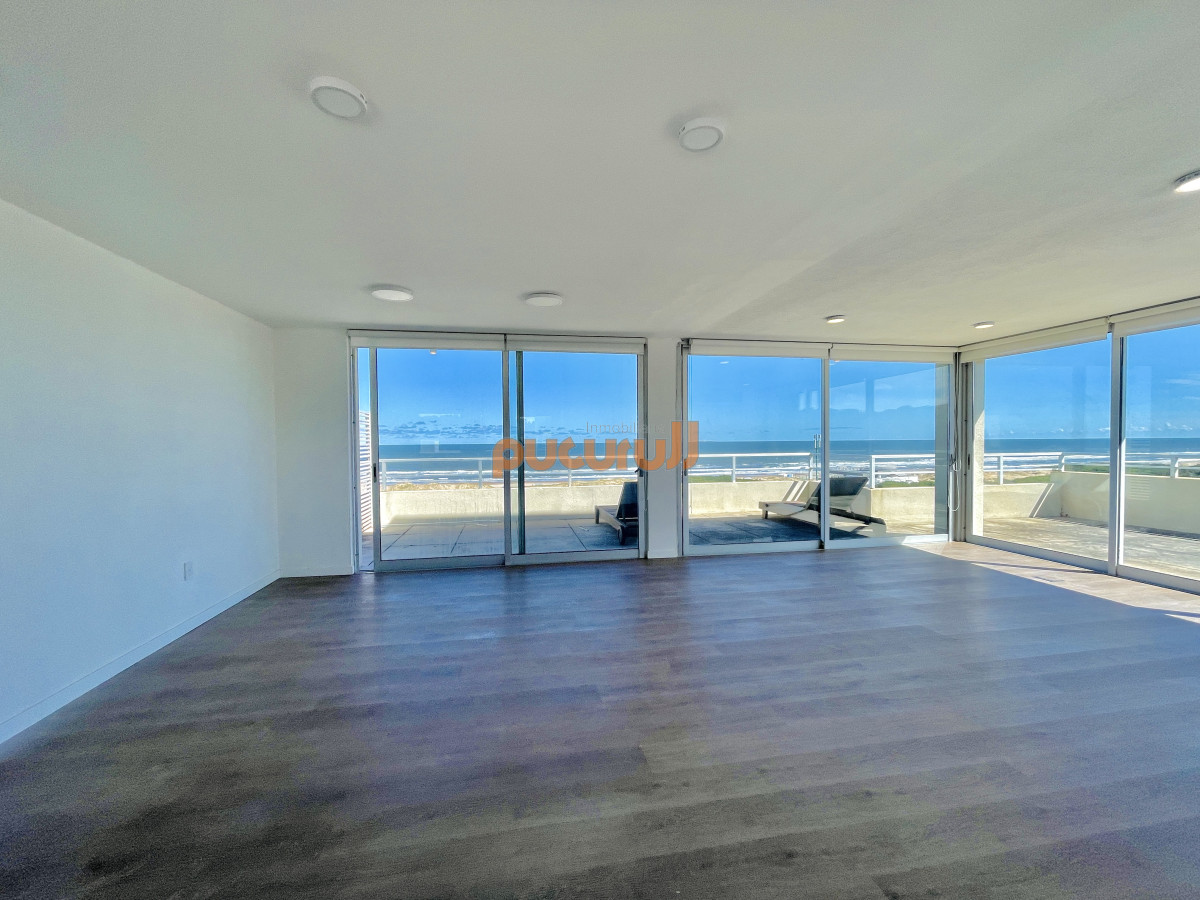 Apartamento ID.2456 - Penthouse de 3 Dormitorios en Primera Línea del Mar, Playa Brava Punta del Este