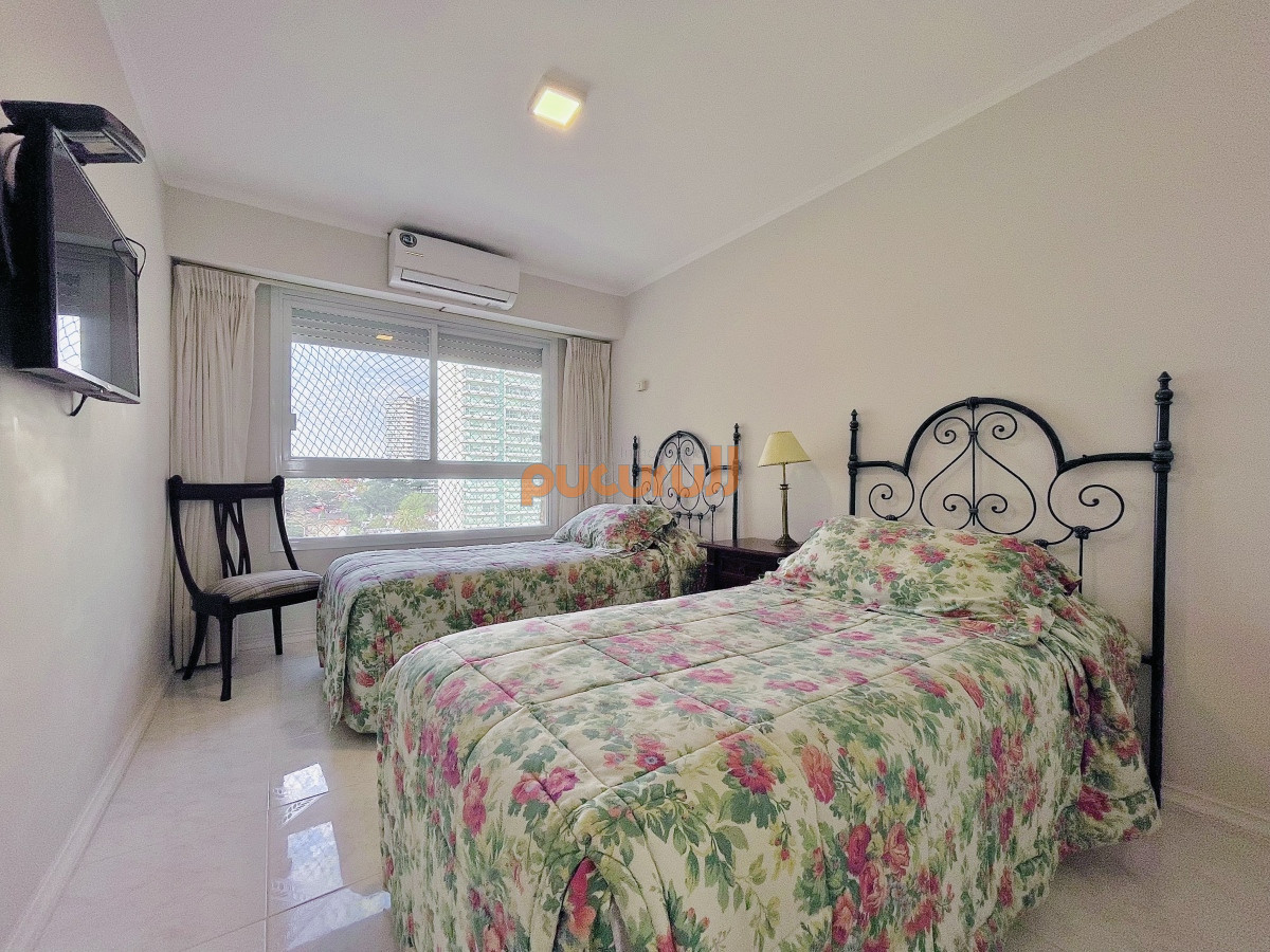 Apartamento ID.1469 - Venta y alquiler temporario de apartamento de tres dormitorios sobre playa Mansa, parada 5