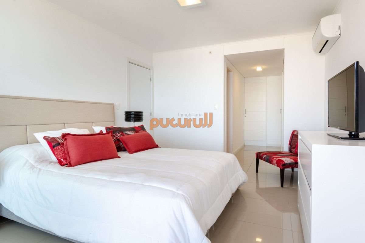 Apartamento ID.2336 - Apartamento de 2 Dormitorios en Playa Brava con Vista al Mar - Venta